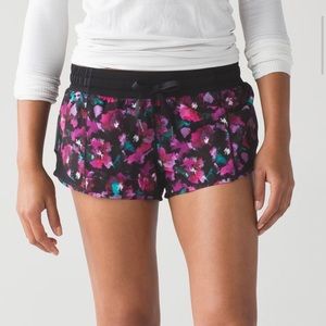 LULULEMON RARE HOTTY HOT SHORTS 2.5in SIZE 8
